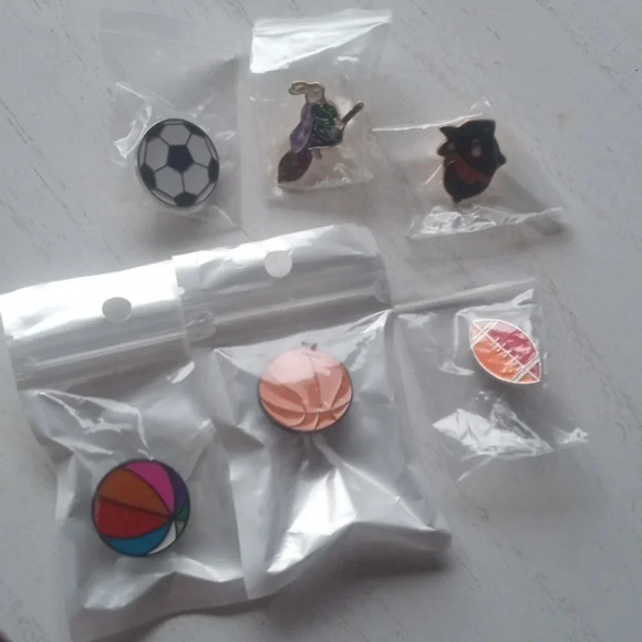 Pin bundle of 6🔥For‎ Bundling 🔥 - Picture 1 of 3